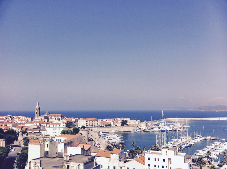 Katalanische Geschichte, schönes Stadtbild, traumhafte Lage, praktischer Hafen: Alghero