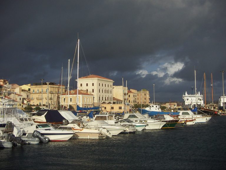 La Maddalena Cala Gavetta im anrückenden Schlechtwetter