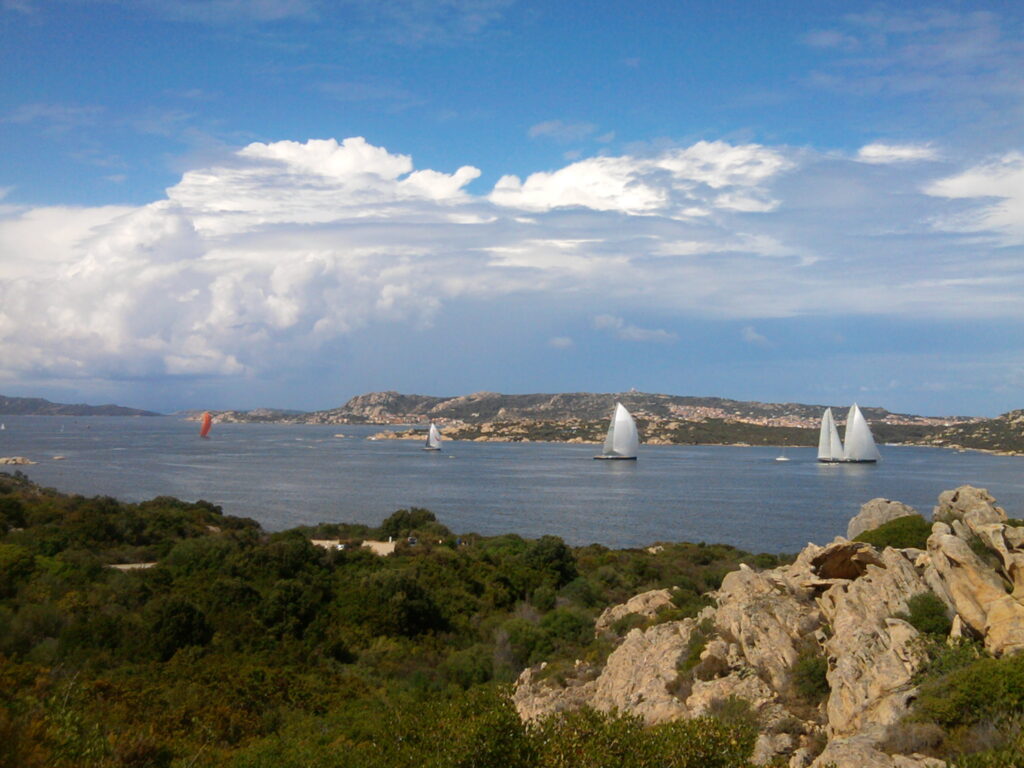 Segeln vor La Maddalena – in der Saison nicht soooo schwer, wenn man aktuelle Seekarten hat.