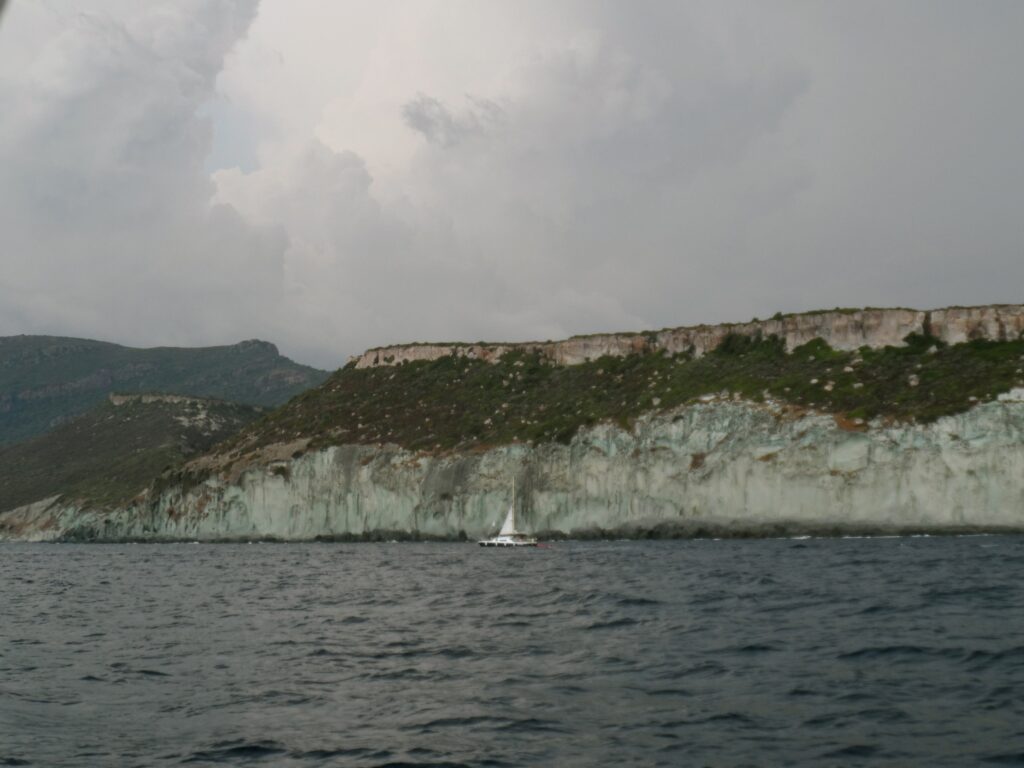 Mit dem zweiten Reff an Sardiniens Westküste