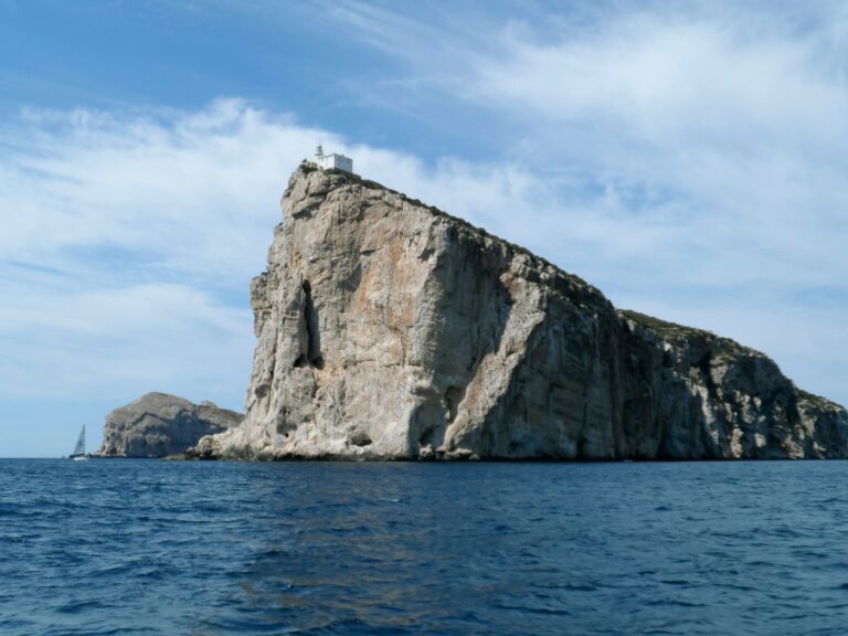 Capo Caccia mit Leuchtturm und Boot
